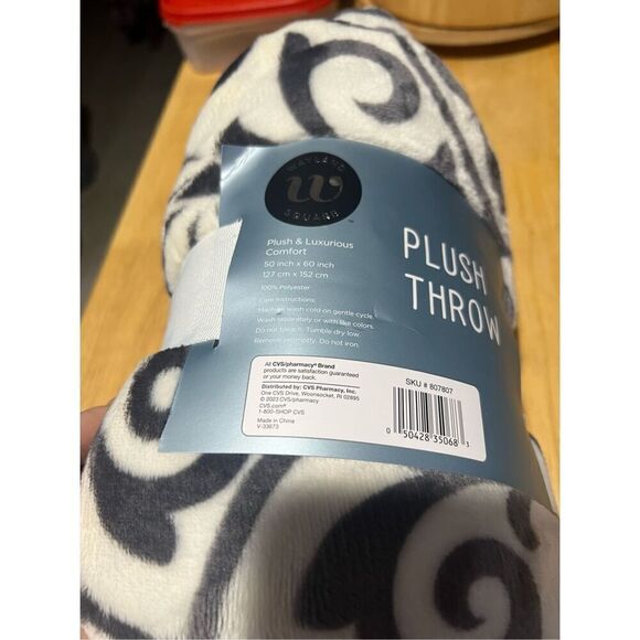 Wayland Square Swirl Pattern Plush & Luxurious Comfort Throw Blanket 50”x60” NEW - Picture 4 of 7